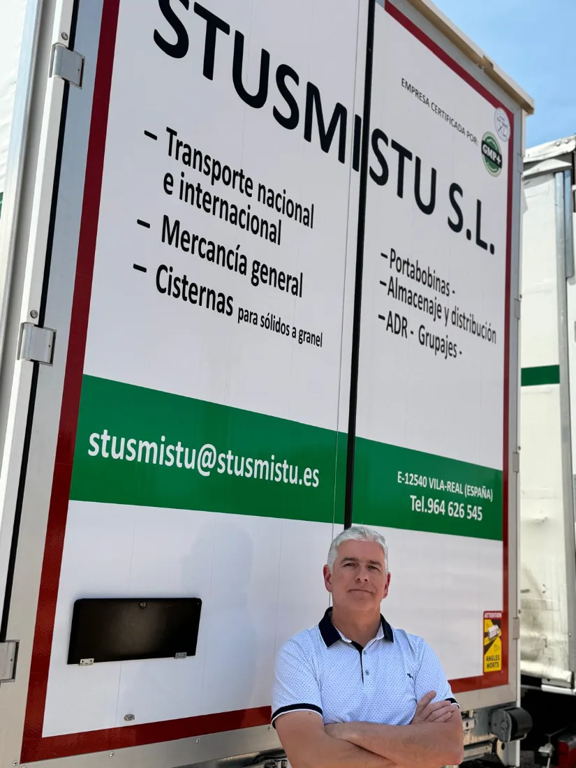 Manuel Ibáñez Barrué, CEO de STUSMISTU, junto a un semirremolque de la empresa