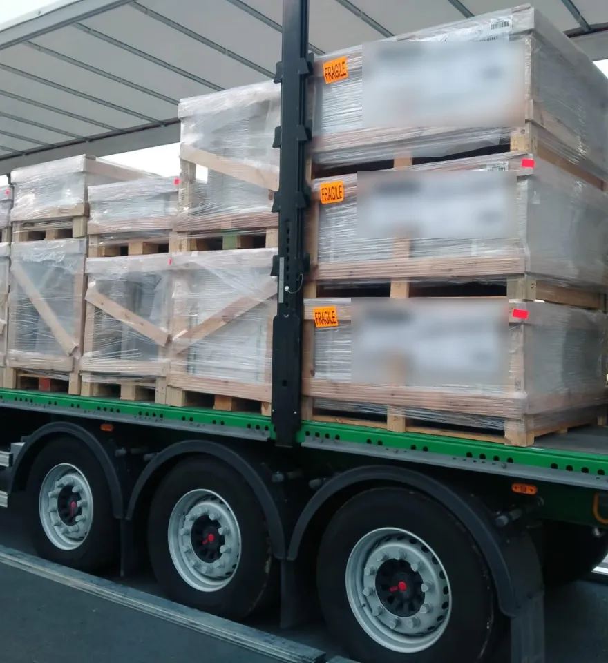 Palés de material de construcción cargados en un remolque de lona